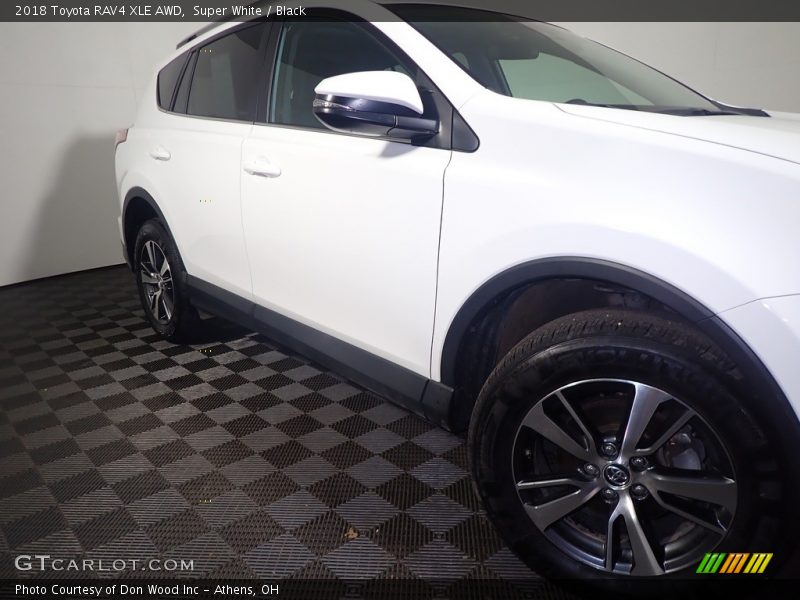 Super White / Black 2018 Toyota RAV4 XLE AWD