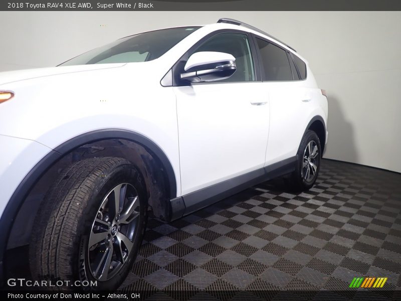 Super White / Black 2018 Toyota RAV4 XLE AWD