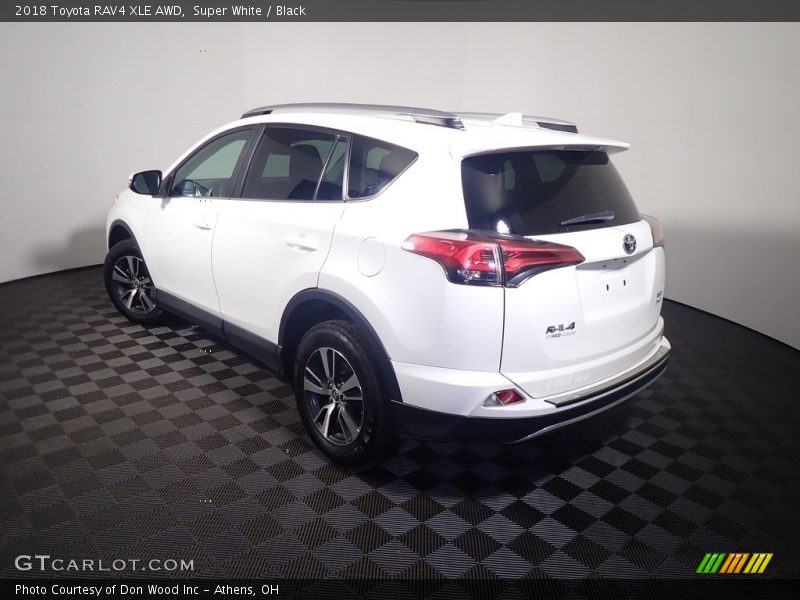 Super White / Black 2018 Toyota RAV4 XLE AWD