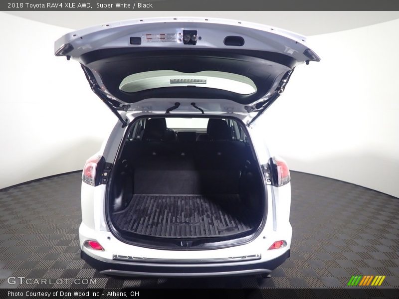 Super White / Black 2018 Toyota RAV4 XLE AWD