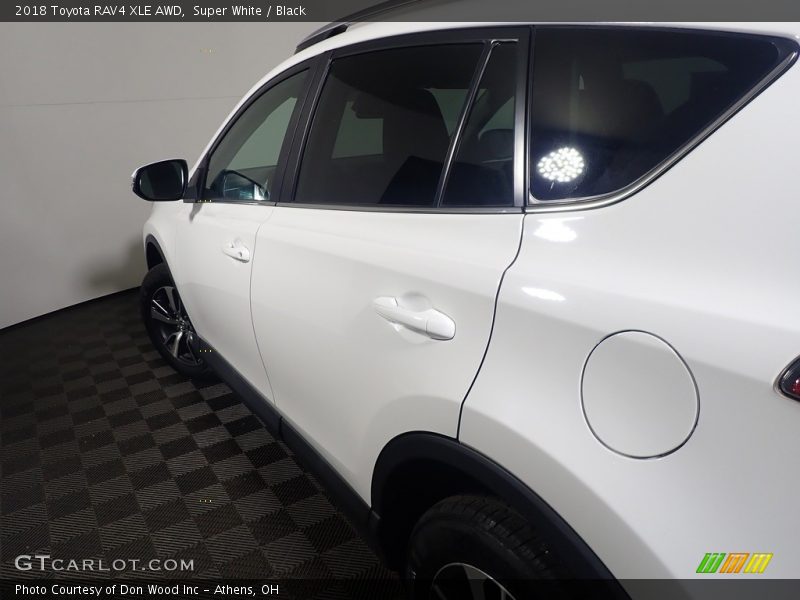 Super White / Black 2018 Toyota RAV4 XLE AWD
