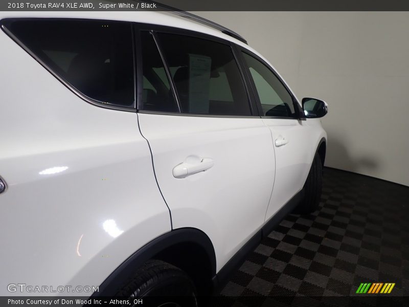 Super White / Black 2018 Toyota RAV4 XLE AWD