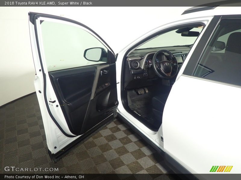 Super White / Black 2018 Toyota RAV4 XLE AWD