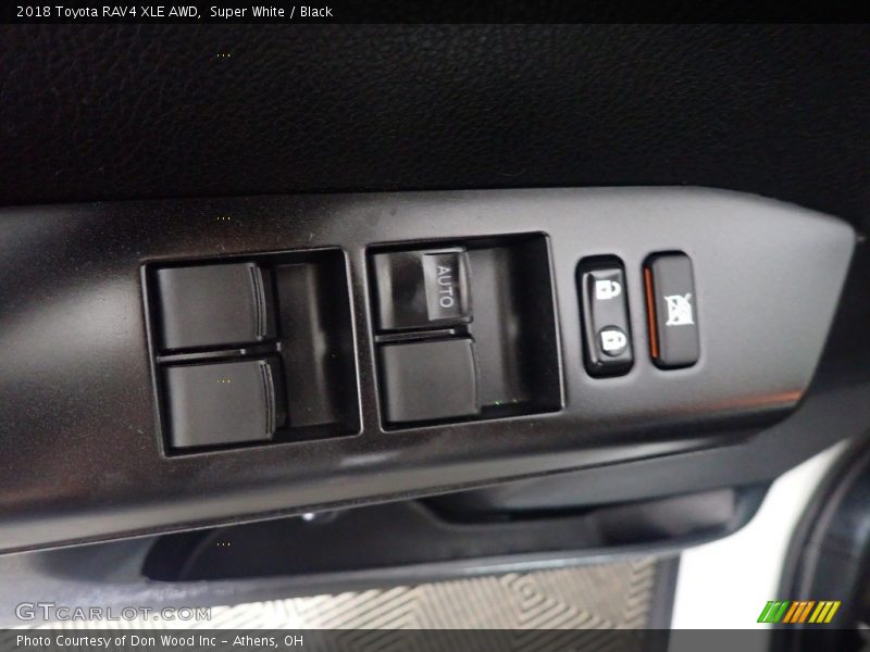 Super White / Black 2018 Toyota RAV4 XLE AWD