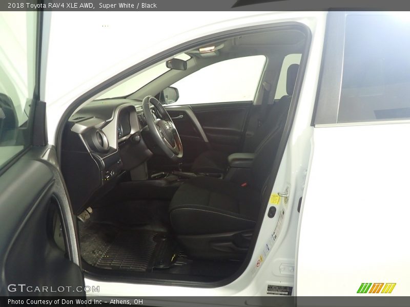 Super White / Black 2018 Toyota RAV4 XLE AWD