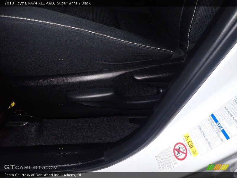 Super White / Black 2018 Toyota RAV4 XLE AWD