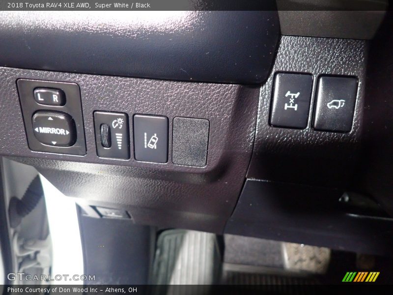 Super White / Black 2018 Toyota RAV4 XLE AWD