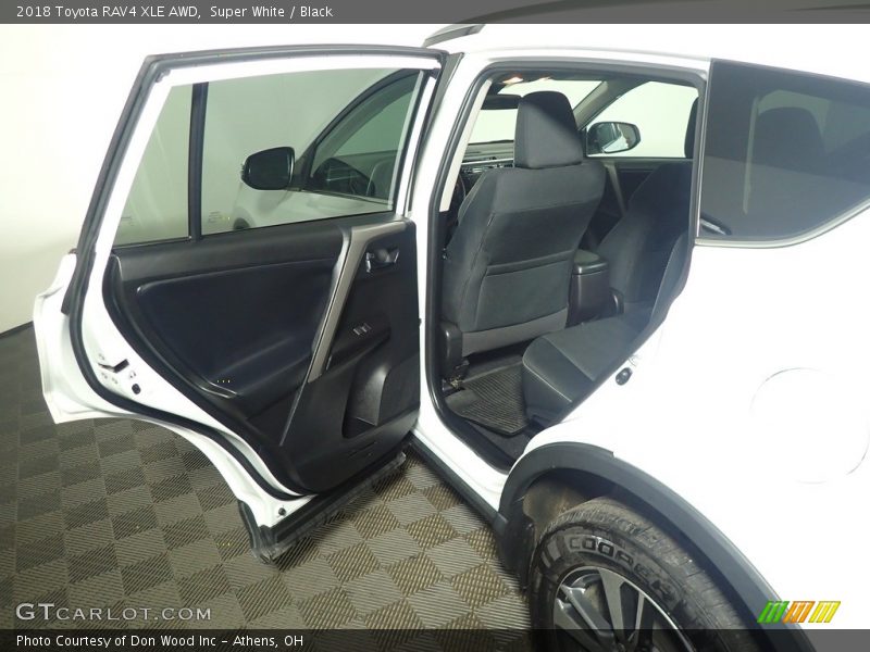 Super White / Black 2018 Toyota RAV4 XLE AWD