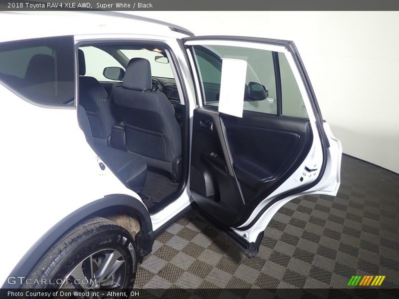 Super White / Black 2018 Toyota RAV4 XLE AWD