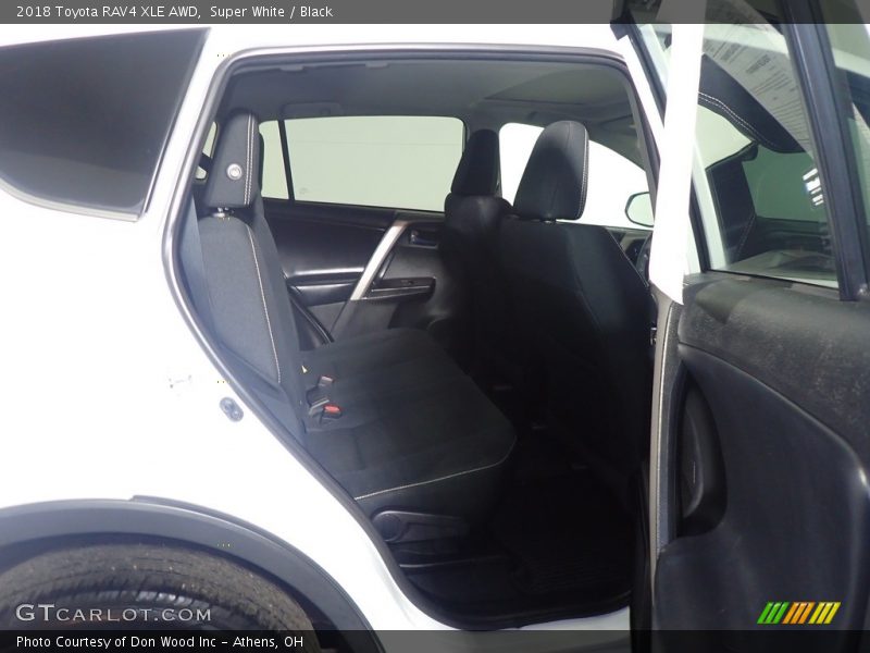 Super White / Black 2018 Toyota RAV4 XLE AWD