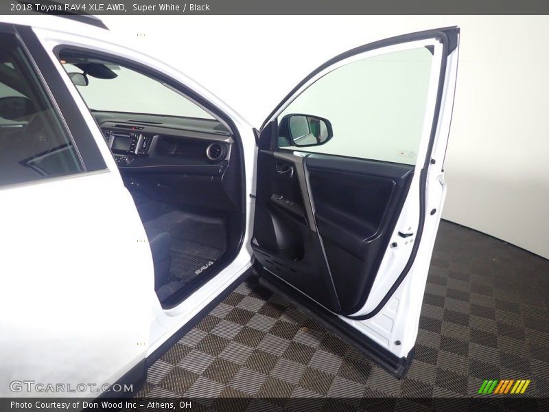 Super White / Black 2018 Toyota RAV4 XLE AWD