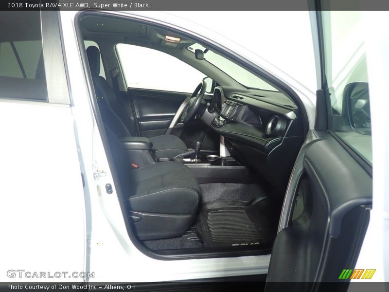 Super White / Black 2018 Toyota RAV4 XLE AWD