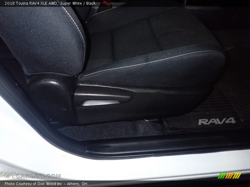 Super White / Black 2018 Toyota RAV4 XLE AWD