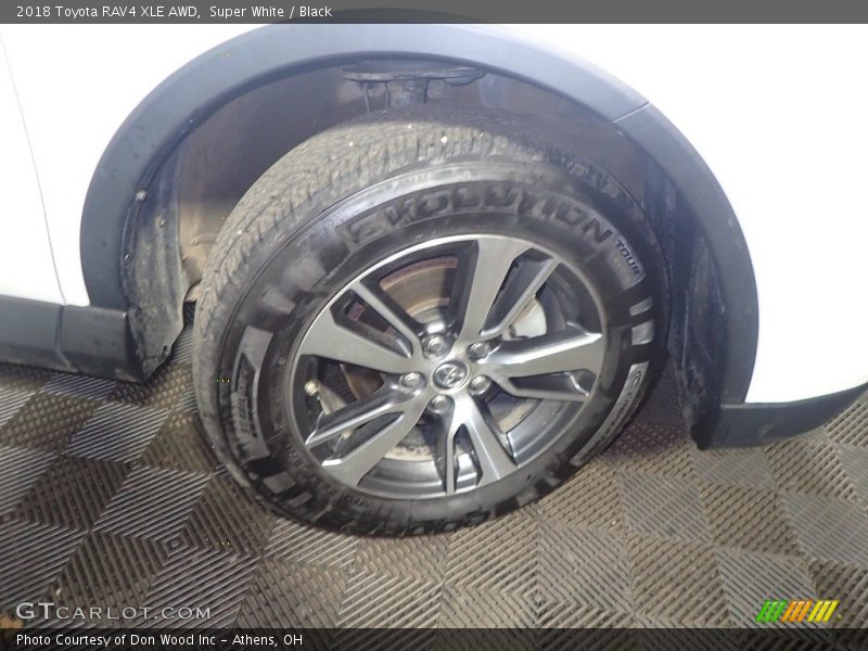 Super White / Black 2018 Toyota RAV4 XLE AWD