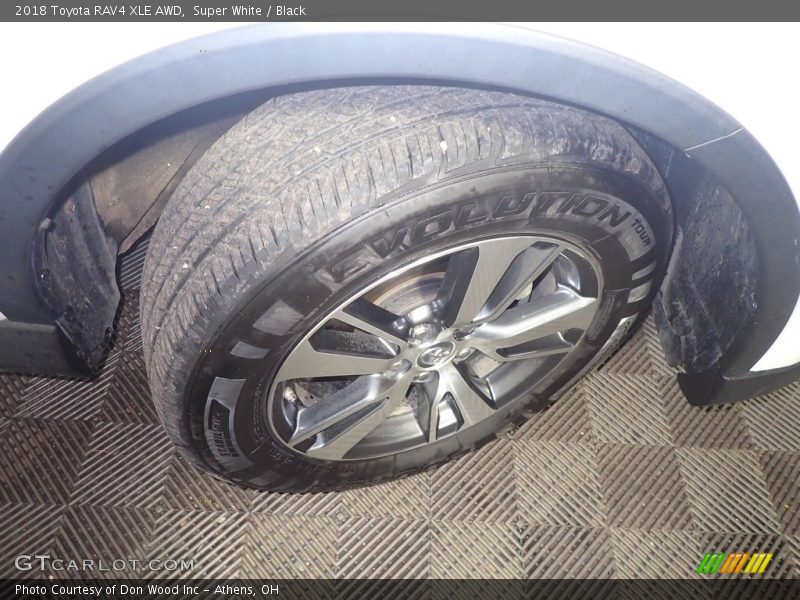 Super White / Black 2018 Toyota RAV4 XLE AWD