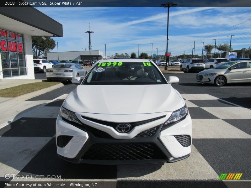 Super White / Ash 2018 Toyota Camry SE