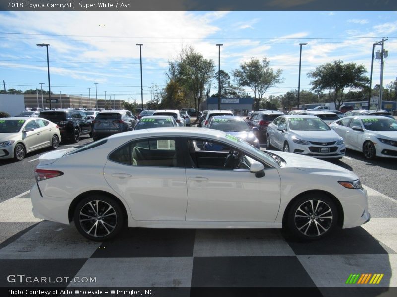 Super White / Ash 2018 Toyota Camry SE