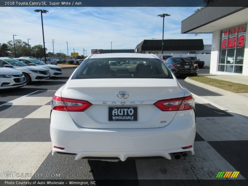 Super White / Ash 2018 Toyota Camry SE