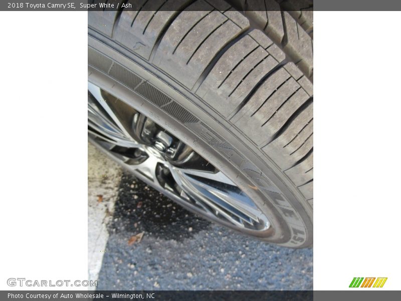 Super White / Ash 2018 Toyota Camry SE