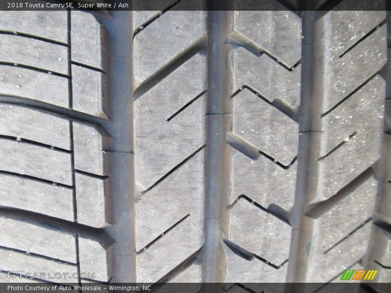Super White / Ash 2018 Toyota Camry SE