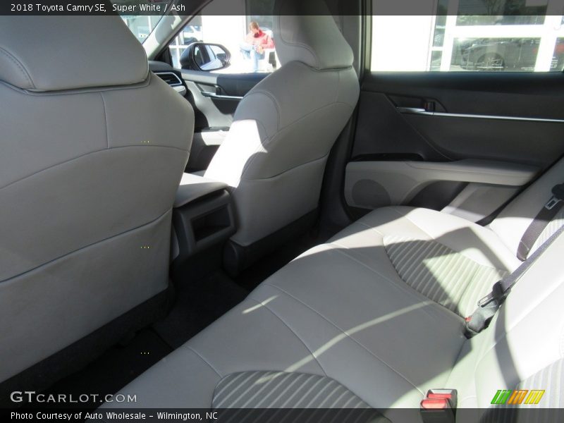 Super White / Ash 2018 Toyota Camry SE