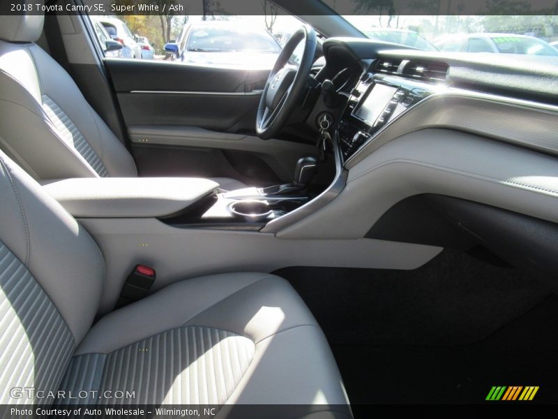 Super White / Ash 2018 Toyota Camry SE