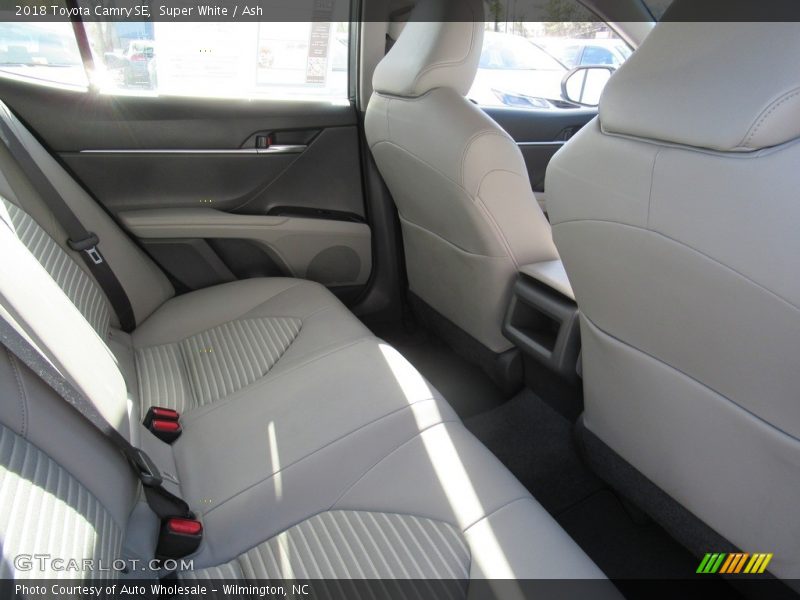 Super White / Ash 2018 Toyota Camry SE