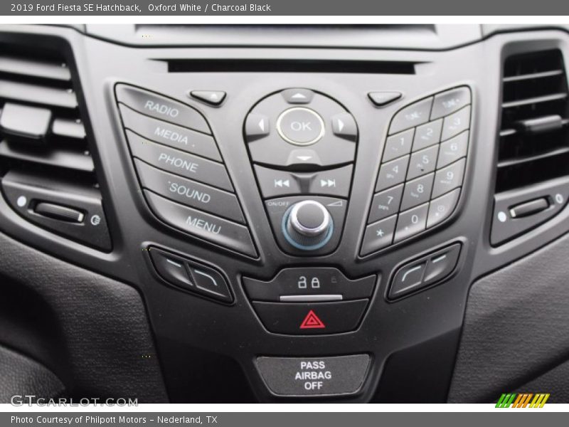 Oxford White / Charcoal Black 2019 Ford Fiesta SE Hatchback