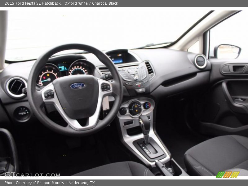 Oxford White / Charcoal Black 2019 Ford Fiesta SE Hatchback