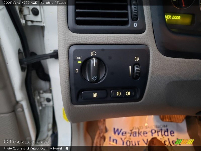 Ice White / Taupe 2006 Volvo XC70 AWD