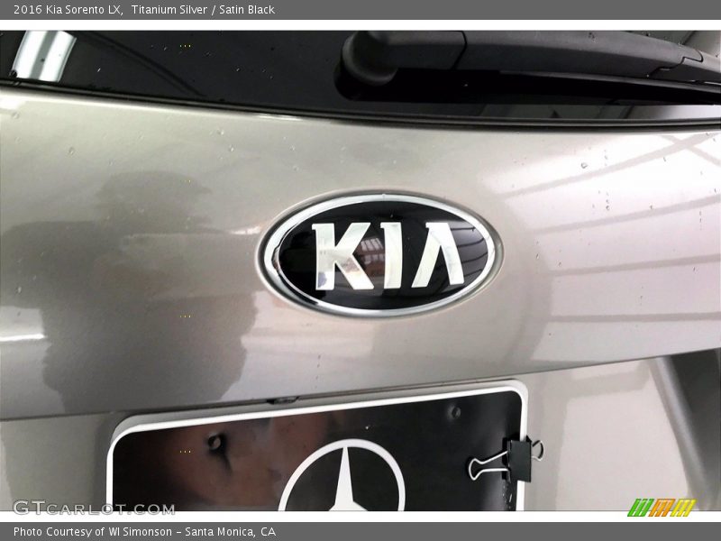 Titanium Silver / Satin Black 2016 Kia Sorento LX