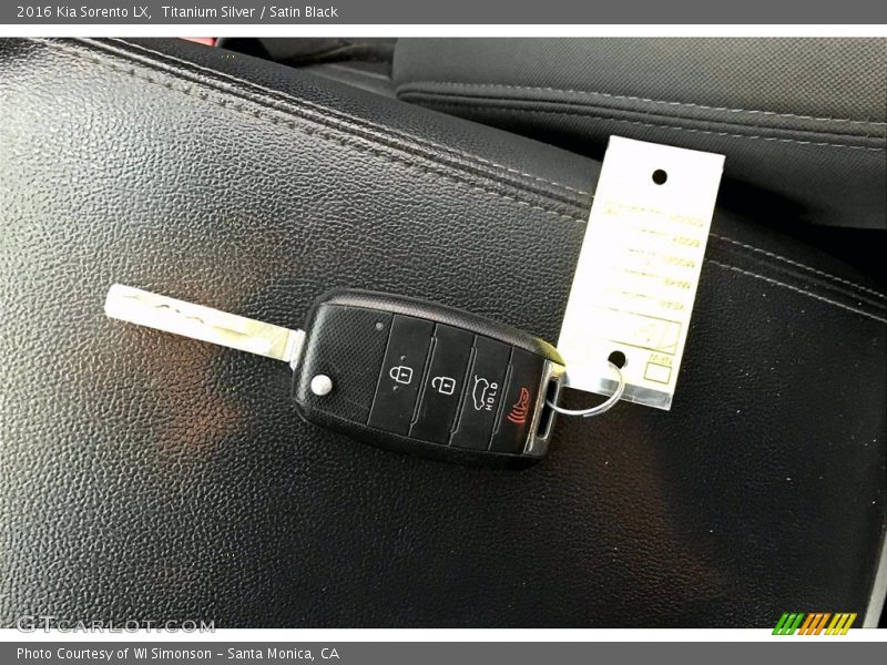 Titanium Silver / Satin Black 2016 Kia Sorento LX