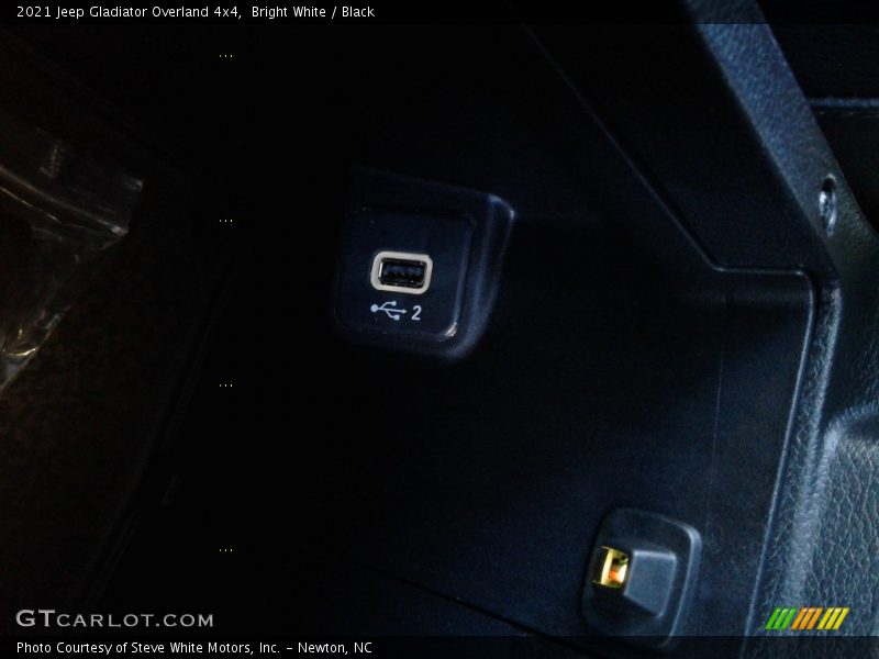 Bright White / Black 2021 Jeep Gladiator Overland 4x4