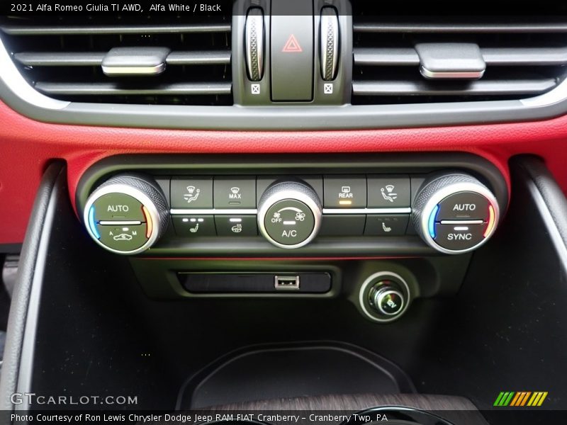 Alfa White / Black 2021 Alfa Romeo Giulia TI AWD