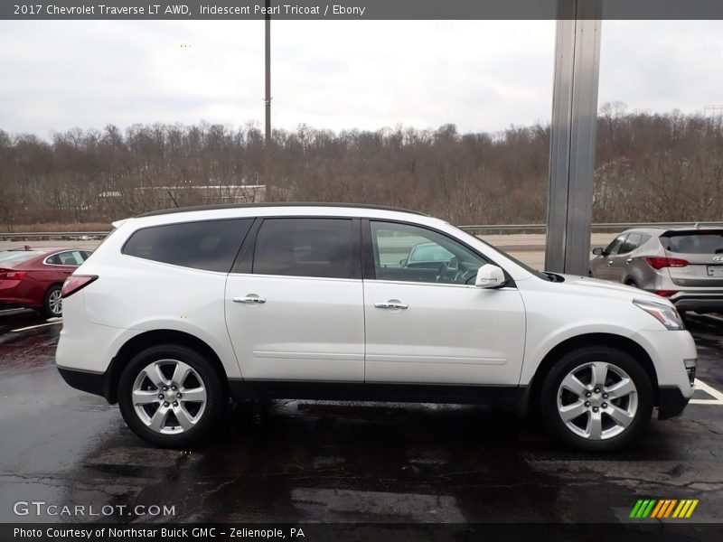 Iridescent Pearl Tricoat / Ebony 2017 Chevrolet Traverse LT AWD