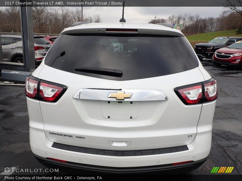 Iridescent Pearl Tricoat / Ebony 2017 Chevrolet Traverse LT AWD