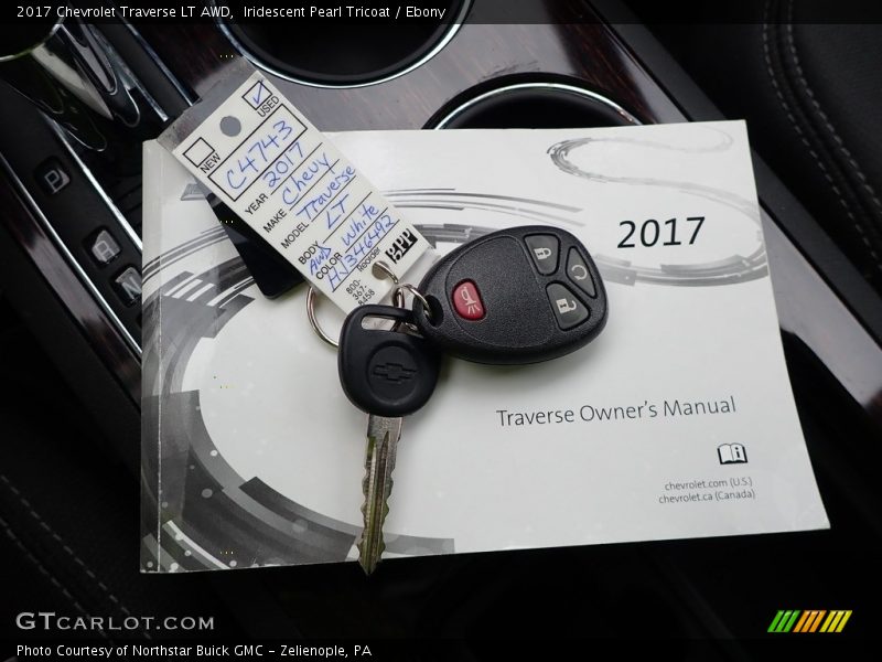 Iridescent Pearl Tricoat / Ebony 2017 Chevrolet Traverse LT AWD