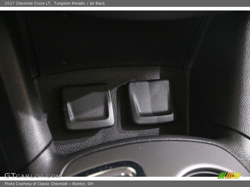Tungsten Metallic / Jet Black 2017 Chevrolet Cruze LT