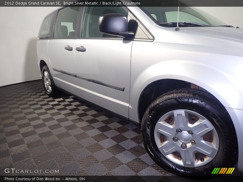 Bright Silver Metallic / Black/Light Graystone 2012 Dodge Grand Caravan SE