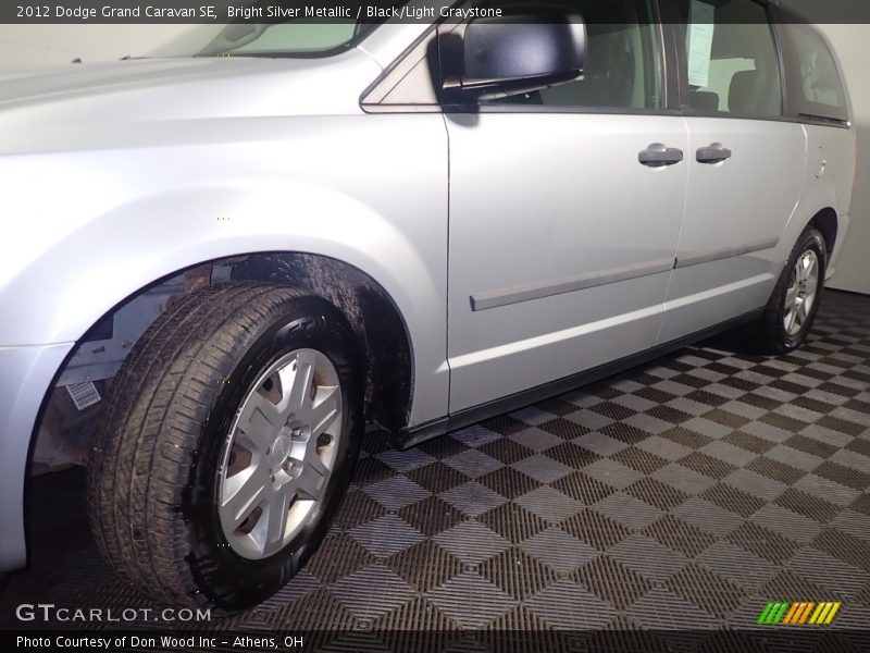 Bright Silver Metallic / Black/Light Graystone 2012 Dodge Grand Caravan SE