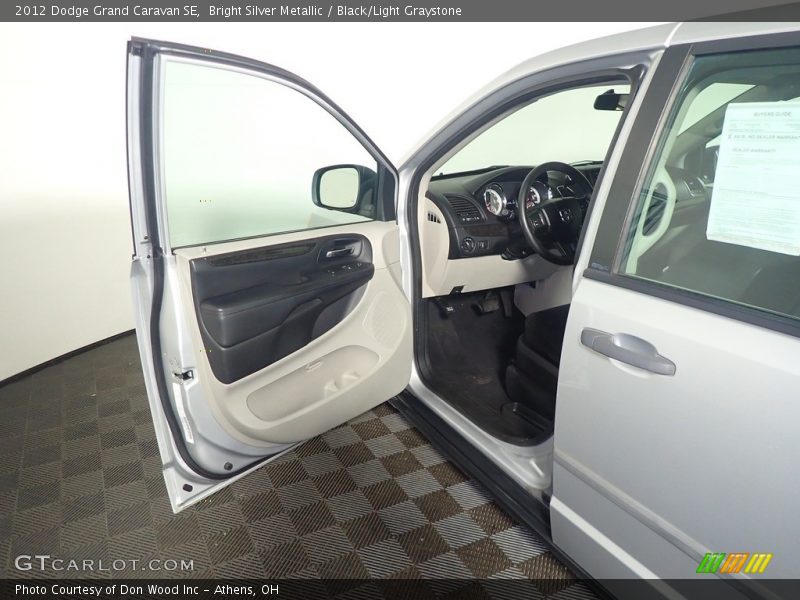 Bright Silver Metallic / Black/Light Graystone 2012 Dodge Grand Caravan SE