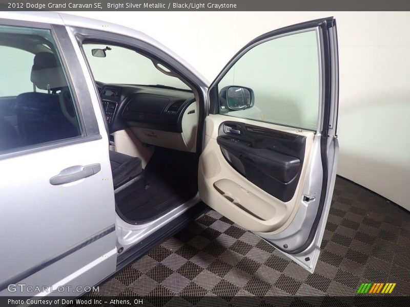 Bright Silver Metallic / Black/Light Graystone 2012 Dodge Grand Caravan SE
