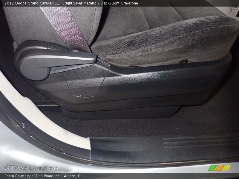 Bright Silver Metallic / Black/Light Graystone 2012 Dodge Grand Caravan SE