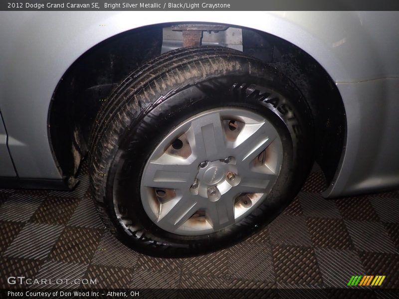 Bright Silver Metallic / Black/Light Graystone 2012 Dodge Grand Caravan SE