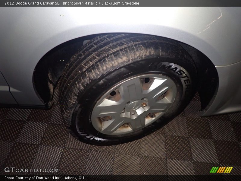 Bright Silver Metallic / Black/Light Graystone 2012 Dodge Grand Caravan SE