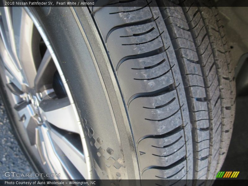 Pearl White / Almond 2018 Nissan Pathfinder SV