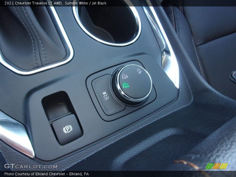 Summit White / Jet Black 2021 Chevrolet Traverse LT AWD