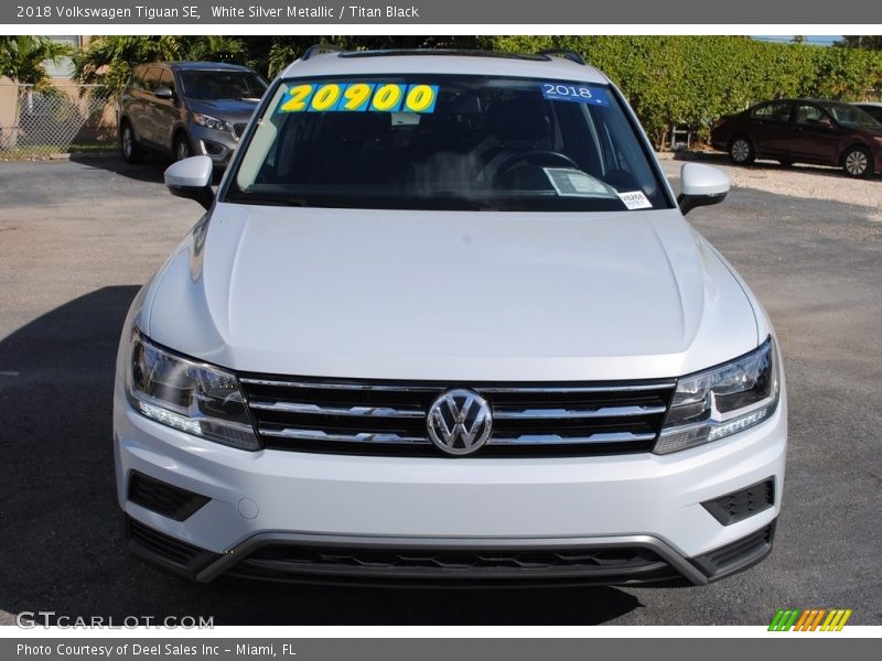 White Silver Metallic / Titan Black 2018 Volkswagen Tiguan SE