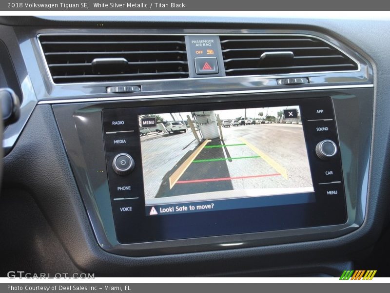 White Silver Metallic / Titan Black 2018 Volkswagen Tiguan SE