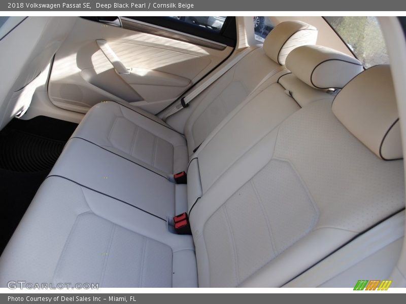 Deep Black Pearl / Cornsilk Beige 2018 Volkswagen Passat SE